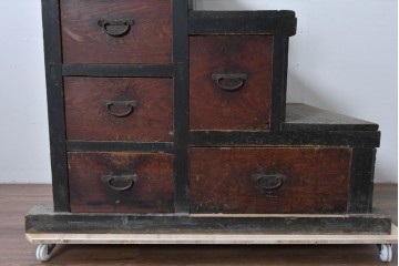 和製アンティーク　低いサイズが珍しい引き出しの多い階段箪笥　(R-085128)