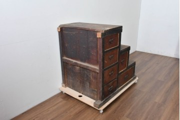 和製アンティーク　低いサイズが珍しい引き出しの多い階段箪笥　(R-085128)