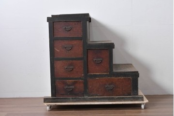 和製アンティーク　低いサイズが珍しい引き出しの多い階段箪笥　(R-085128)