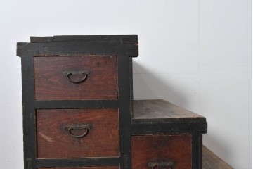 和製アンティーク　低いサイズが珍しい引き出しの多い階段箪笥　(R-085128)