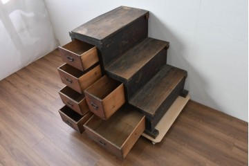 和製アンティーク　低いサイズが珍しい引き出しの多い階段箪笥　(R-085128)