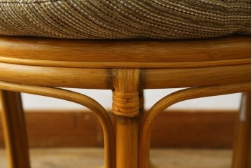 中古　美品　希少な廃番品　ACME Furniture(アクメ ファニチャー)　曲線デザインのウィッカースツール　(R-085130)