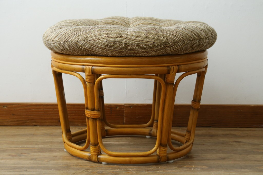中古　美品　希少な廃番品　ACME Furniture(アクメ ファニチャー)　曲線デザインのウィッカースツール　(R-085130)
