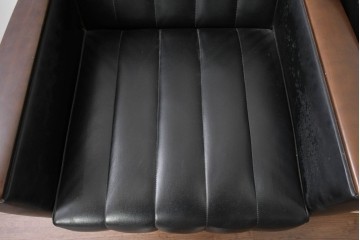 和製ヴィンテージ　縦ステッチとくるみボタンがアクセントのレトロなデザインの1人掛けソファ2脚　(R-085133)