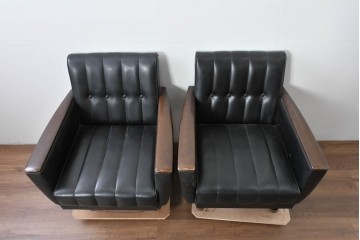 和製ヴィンテージ　縦ステッチとくるみボタンがアクセントのレトロなデザインの1人掛けソファ2脚　(R-085133)