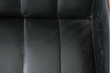 和製ヴィンテージ　縦ステッチとくるみボタンがアクセントのレトロなデザインの1人掛けソファ2脚　(R-085133)