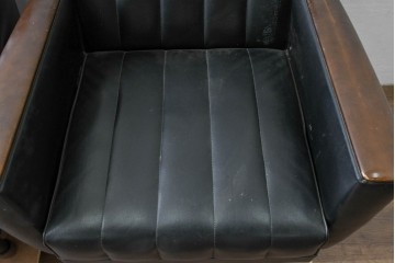 和製ヴィンテージ　縦ステッチとくるみボタンがアクセントのレトロなデザインの1人掛けソファ2脚　(R-085133)