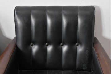 和製ヴィンテージ　縦ステッチとくるみボタンがアクセントのレトロなデザインの1人掛けソファ2脚　(R-085133)