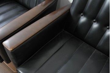 和製ヴィンテージ　縦ステッチとくるみボタンがアクセントのレトロなデザインの1人掛けソファ2脚　(R-085133)