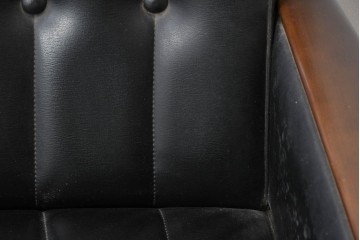 和製ヴィンテージ　縦ステッチとくるみボタンがアクセントのレトロなデザインの1人掛けソファ2脚　(R-085133)