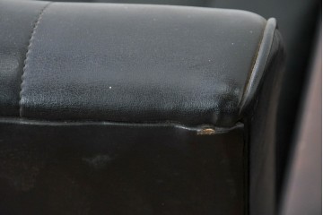 和製ヴィンテージ　縦ステッチとくるみボタンがアクセントのレトロなデザインの1人掛けソファ2脚　(R-085133)