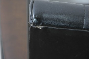 和製ヴィンテージ　縦ステッチとくるみボタンがアクセントのレトロなデザインの1人掛けソファ2脚　(R-085133)