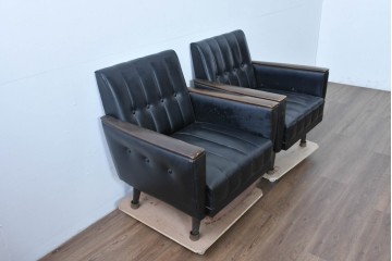 和製ヴィンテージ　縦ステッチとくるみボタンがアクセントのレトロなデザインの1人掛けソファ2脚　(R-085133)