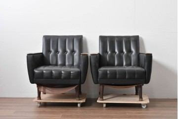 和製ヴィンテージ　縦ステッチとくるみボタンがアクセントのレトロなデザインの1人掛けソファ2脚　(R-085133)