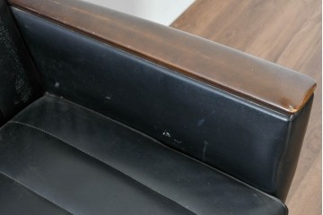 和製ヴィンテージ　縦ステッチとくるみボタンがアクセントのレトロなデザインの1人掛けソファ2脚　(R-085133)