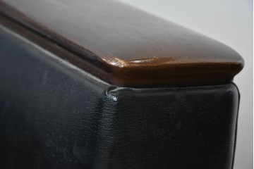 和製ヴィンテージ　縦ステッチとくるみボタンがアクセントのレトロなデザインの1人掛けソファ2脚　(R-085133)