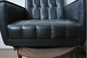 和製ヴィンテージ　縦ステッチとくるみボタンがアクセントのレトロなデザインの1人掛けソファ2脚　(R-085133)