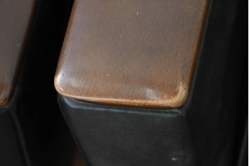 和製ヴィンテージ　縦ステッチとくるみボタンがアクセントのレトロなデザインの1人掛けソファ2脚　(R-085133)