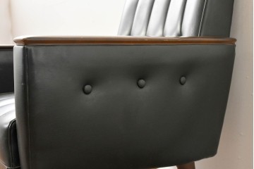 和製ヴィンテージ　縦ステッチとくるみボタンがアクセントのレトロなデザインの1人掛けソファ2脚　(R-085133)