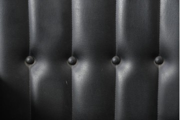 和製ヴィンテージ　縦ステッチとくるみボタンがアクセントのレトロなデザインの1人掛けソファ2脚　(R-085133)