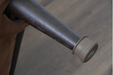 和製ヴィンテージ　縦ステッチとくるみボタンがアクセントのレトロなデザインの1人掛けソファ2脚　(R-085133)