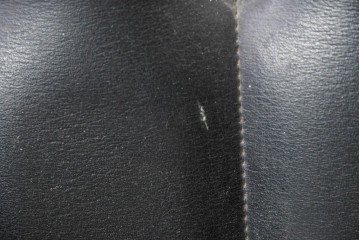 和製ヴィンテージ　縦ステッチとくるみボタンがアクセントのレトロなデザインの1人掛けソファ2脚　(R-085133)