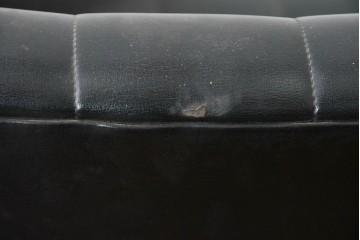 和製ヴィンテージ　縦ステッチとくるみボタンがアクセントのレトロなデザインの1人掛けソファ2脚　(R-085133)