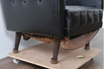 和製ヴィンテージ　縦ステッチとくるみボタンがアクセントのレトロなデザインの1人掛けソファ2脚　(R-085133)