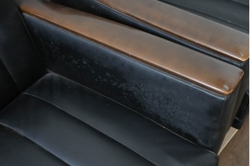 和製ヴィンテージ　縦ステッチとくるみボタンがアクセントのレトロなデザインの1人掛けソファ2脚　(R-085133)