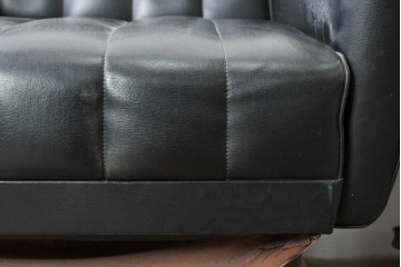 和製ヴィンテージ　縦ステッチとくるみボタンがアクセントのレトロなデザインの1人掛けソファ2脚　(R-085133)