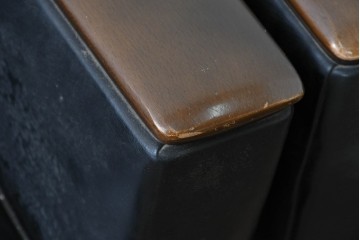 和製ヴィンテージ　縦ステッチとくるみボタンがアクセントのレトロなデザインの1人掛けソファ2脚　(R-085133)