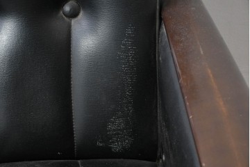 和製ヴィンテージ　縦ステッチとくるみボタンがアクセントのレトロなデザインの1人掛けソファ2脚　(R-085133)