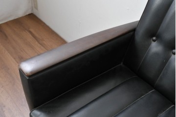 和製ヴィンテージ　縦ステッチとくるみボタンがアクセントのレトロなデザインの1人掛けソファ2脚　(R-085133)