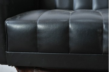 和製ヴィンテージ　縦ステッチとくるみボタンがアクセントのレトロなデザインの1人掛けソファ2脚　(R-085133)