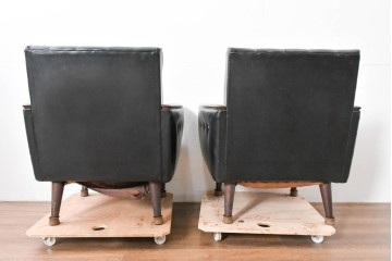 和製ヴィンテージ　縦ステッチとくるみボタンがアクセントのレトロなデザインの1人掛けソファ2脚　(R-085133)