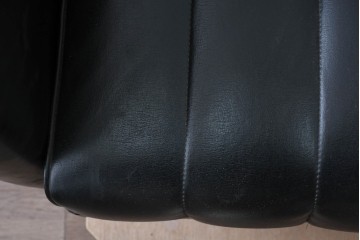 和製ヴィンテージ　縦ステッチとくるみボタンがアクセントのレトロなデザインの1人掛けソファ2脚　(R-085133)