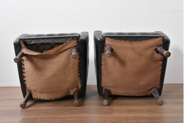 和製ヴィンテージ　縦ステッチとくるみボタンがアクセントのレトロなデザインの1人掛けソファ2脚　(R-085133)