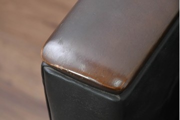 和製ヴィンテージ　縦ステッチとくるみボタンがアクセントのレトロなデザインの1人掛けソファ2脚　(R-085133)