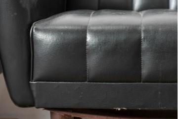 和製ヴィンテージ　縦ステッチとくるみボタンがアクセントのレトロなデザインの1人掛けソファ2脚　(R-085133)