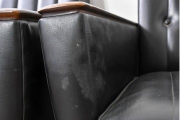 和製ヴィンテージ　縦ステッチとくるみボタンがアクセントのレトロなデザインの1人掛けソファ2脚　(R-085133)