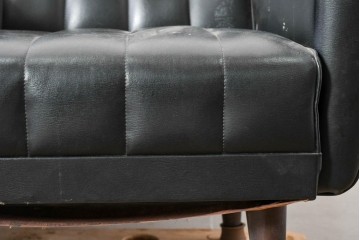 和製ヴィンテージ　縦ステッチとくるみボタンがアクセントのレトロなデザインの1人掛けソファ2脚　(R-085133)