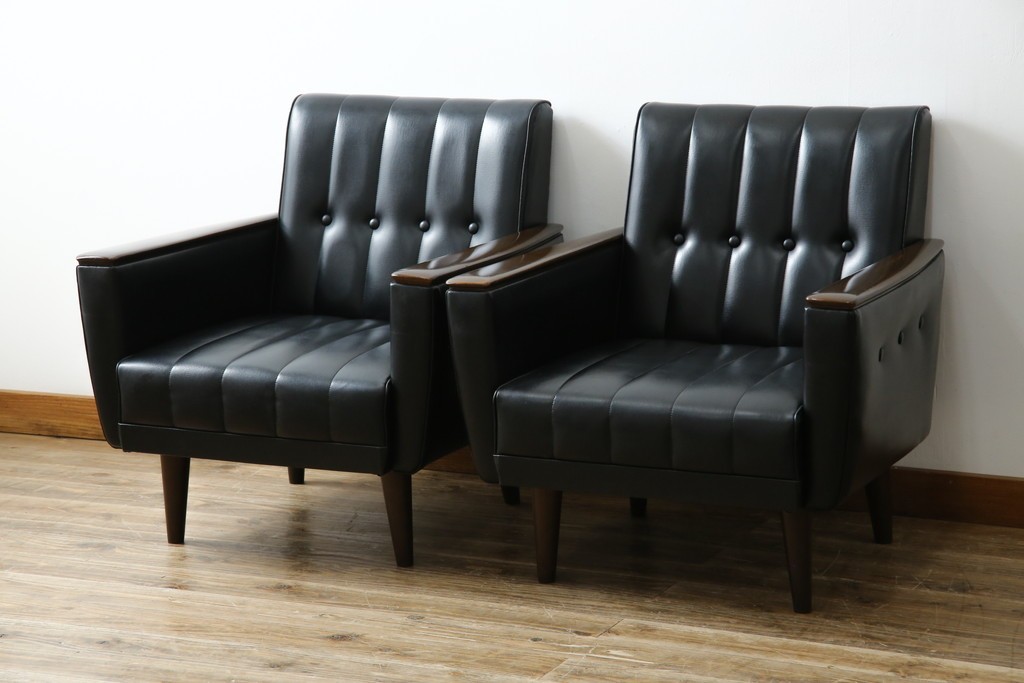 和製ヴィンテージ　縦ステッチとくるみボタンがアクセントのレトロなデザインの1人掛けソファ2脚　(R-085133)