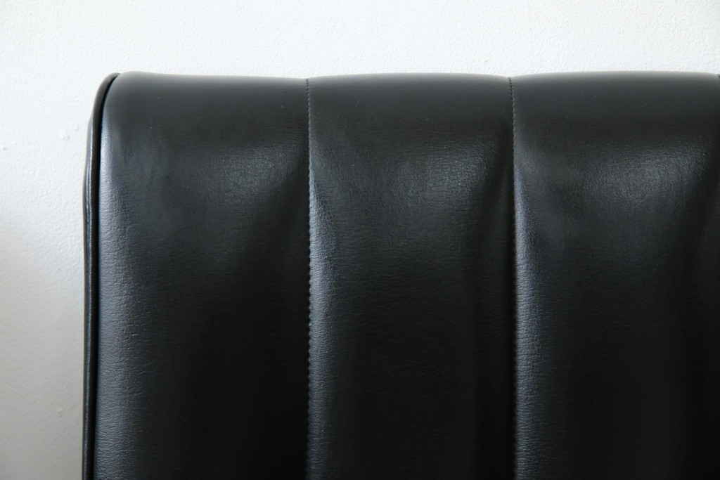 和製ヴィンテージ　縦ステッチとくるみボタンがアクセントのレトロなデザインの1人掛けソファ2脚　(R-085133)