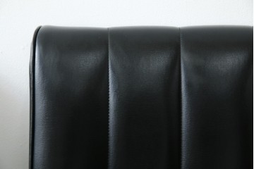 和製ヴィンテージ　縦ステッチとくるみボタンがアクセントのレトロなデザインの1人掛けソファ2脚　(R-085133)