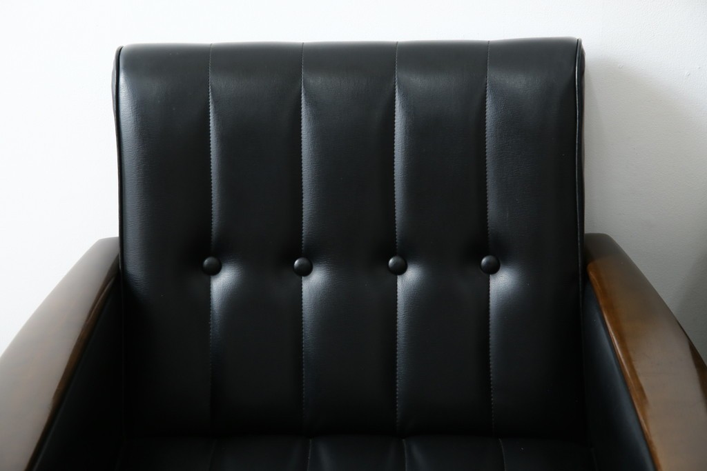 和製ヴィンテージ　縦ステッチとくるみボタンがアクセントのレトロなデザインの1人掛けソファ2脚　(R-085133)