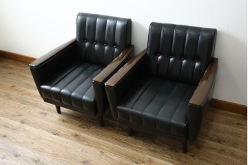 和製ヴィンテージ　縦ステッチとくるみボタンがアクセントのレトロなデザインの1人掛けソファ2脚　(R-085133)