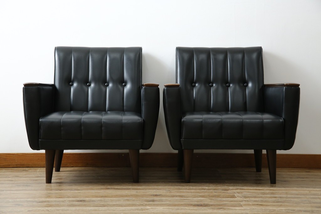 和製ヴィンテージ　縦ステッチとくるみボタンがアクセントのレトロなデザインの1人掛けソファ2脚　(R-085133)