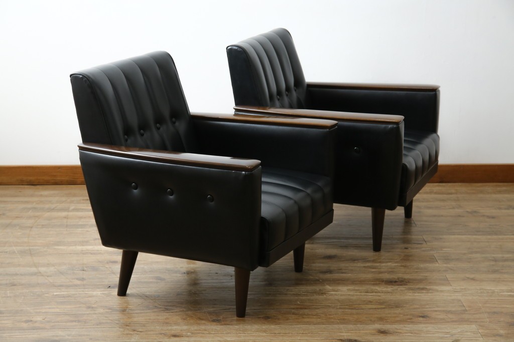 和製ヴィンテージ　縦ステッチとくるみボタンがアクセントのレトロなデザインの1人掛けソファ2脚　(R-085133)