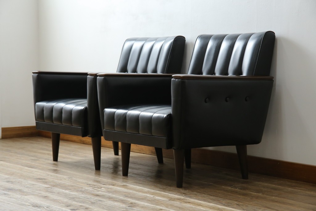 和製ヴィンテージ　縦ステッチとくるみボタンがアクセントのレトロなデザインの1人掛けソファ2脚　(R-085133)