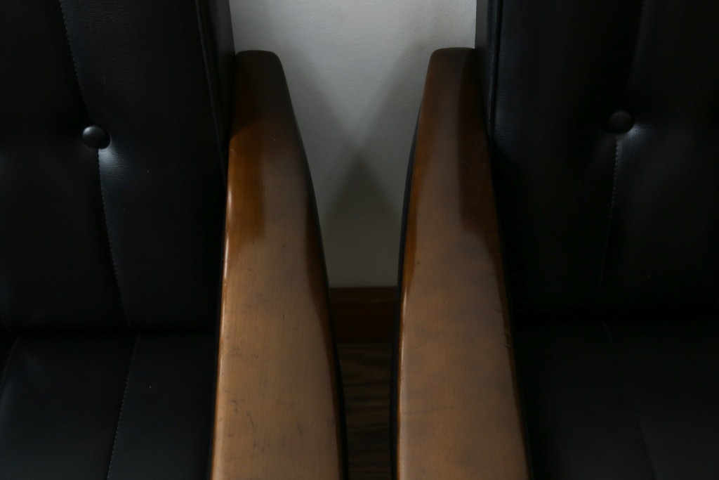 和製ヴィンテージ　縦ステッチとくるみボタンがアクセントのレトロなデザインの1人掛けソファ2脚　(R-085133)